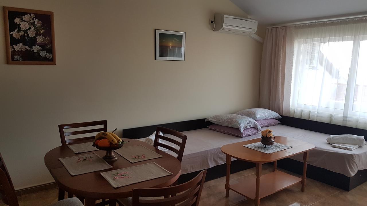 Tashevi Apartments Pomorie Exteriör bild