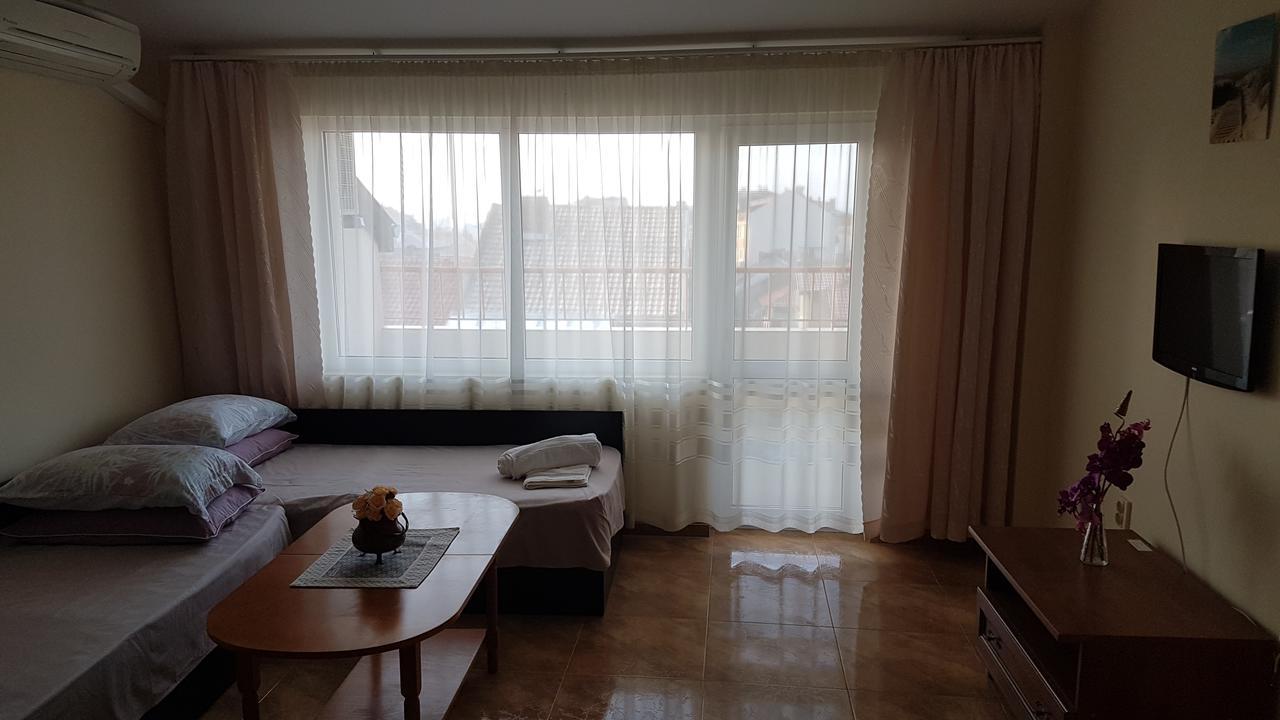 Tashevi Apartments Pomorie Exteriör bild