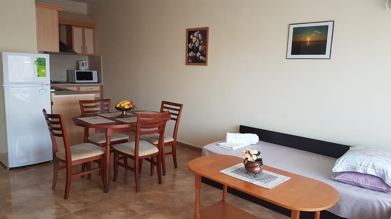 Tashevi Apartments Pomorie Exteriör bild