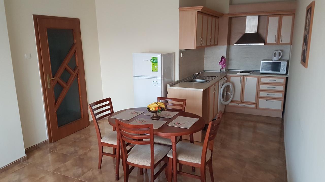 Tashevi Apartments Pomorie Exteriör bild