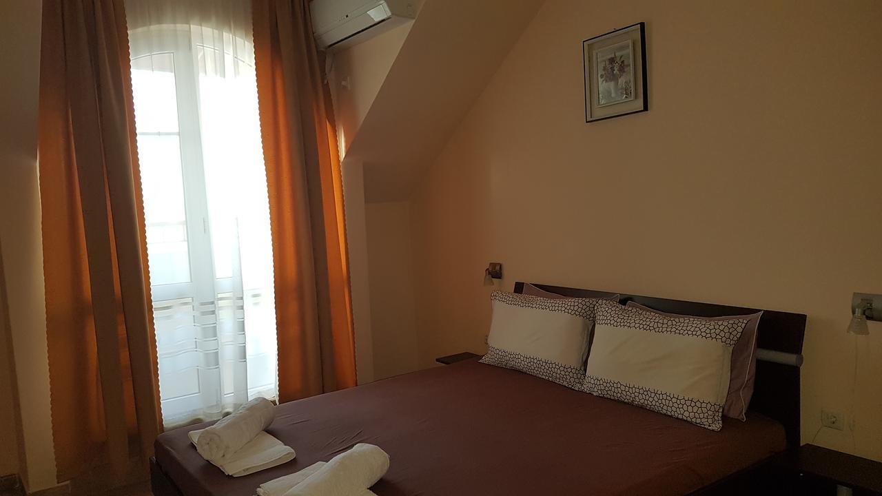 Tashevi Apartments Pomorie Exteriör bild