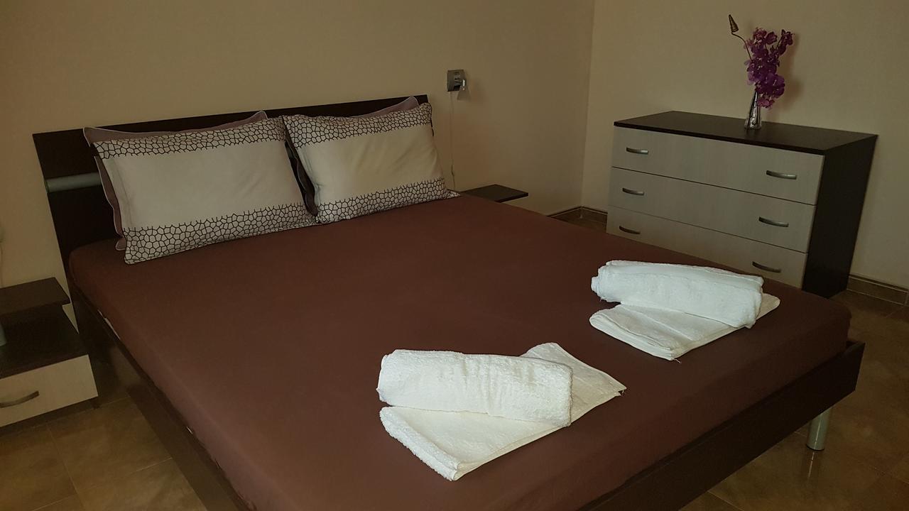 Tashevi Apartments Pomorie Exteriör bild