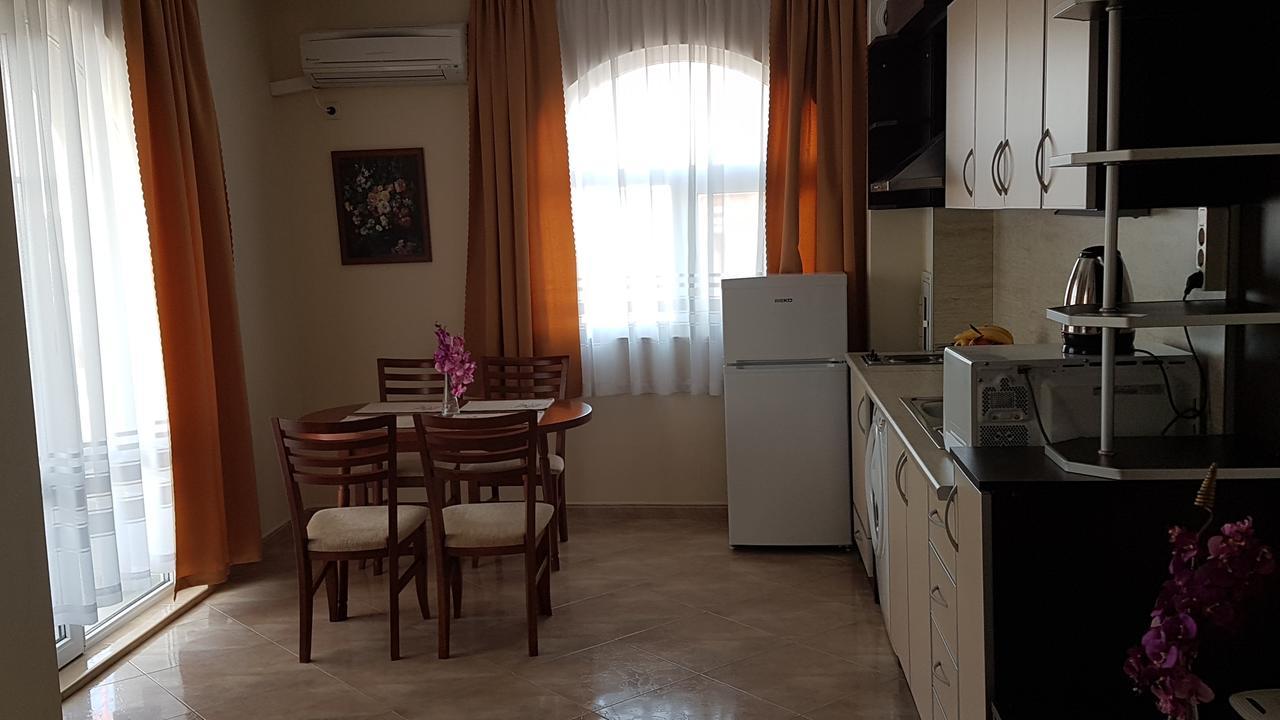 Tashevi Apartments Pomorie Exteriör bild