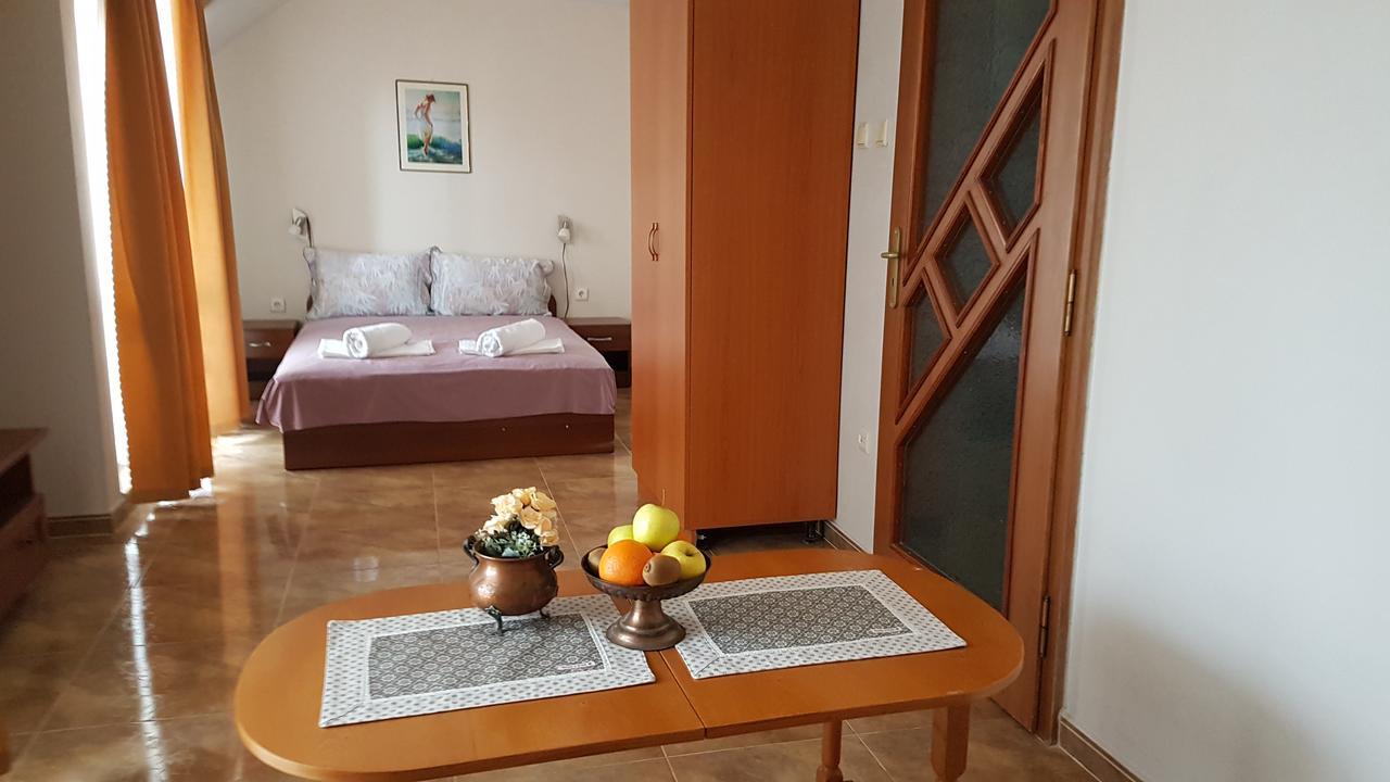 Tashevi Apartments Pomorie Exteriör bild